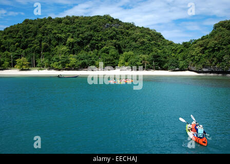 Coppia giovane kayak in cristalline acque turchesi nell'Ang Thong Islands Foto Stock