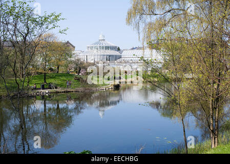 Giardino botanico di Copenhagen in una giornata di sole in primavera con la casa di vetro Foto Stock