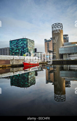 Uscita di Lowry a Media City in Salford Quays, Manchester Crociere barca ormeggiata nel bacino. Foto Stock