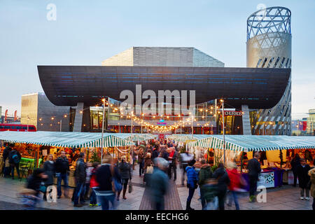 Uscita di Lowry a Media City in Salford Quays, Vittoriano Mercatino di Natale incorniciato dal Lowry Theatre Foto Stock