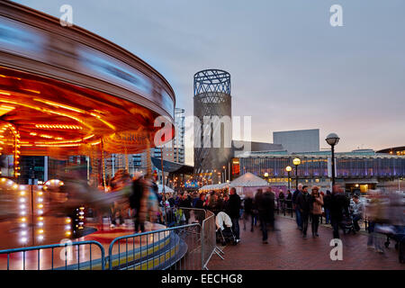 Uscita di Lowry a Media City in Salford Quays, Vittoriano Mercatino di Natale incorniciato dal Lowry Theatre Foto Stock