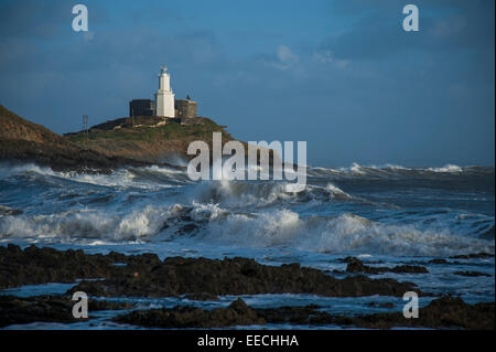 Il mare in tempesta a Mumbles Rock lighthouse, Mumbles Head, Swansea Bay, West Glamorgan, South Wales, Regno Unito. Foto Stock