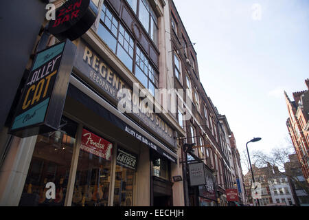 Della Londra storica Denmark Street impostato per la demolizione per fare la strada per Crossrail metropolitana estensione funziona. Foto Stock