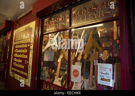 Hanks Strumenti Musicali shop impostato per chiudere come parte di Crossrail estensione del progetto. Denmark Street, Tin Pan Alley. Foto Stock