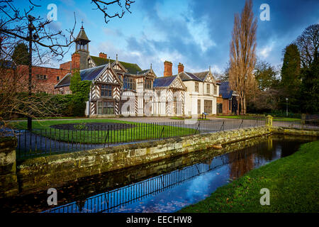 Wythenshawe Hall è un 16esimo secolo legno medievali con cornice storica casa e ex dimora signorile a Wythenshawe Park, Manchester Foto Stock