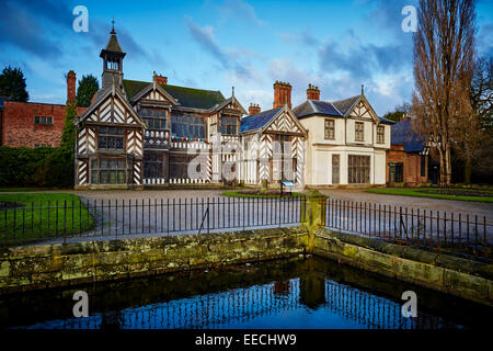 Wythenshawe Hall è un 16esimo secolo legno medievali con cornice storica casa e ex dimora signorile a Wythenshawe Park, Manchester Foto Stock