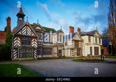 Wythenshawe Hall è un 16esimo secolo legno medievali con cornice storica casa e ex dimora signorile a Wythenshawe Park, Manchester Foto Stock