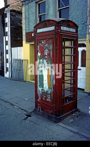 CROSSMAGLEN, IRLANDA DEL NORD, giugno 1977. British telefono rosso scatola con la Repubblica di Irlanda bandiera dipinta su in Crossmaglen, South Armagh durante i guai, Irlanda del Nord. Foto Stock