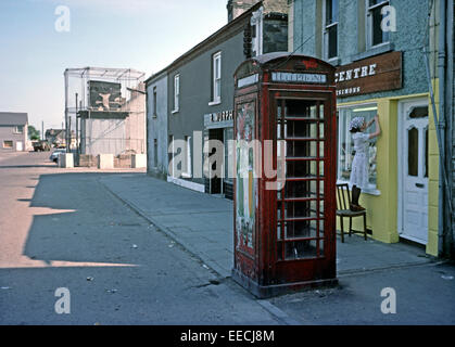 CROSSMAGLEN, IRLANDA DEL NORD, giugno 1977. British telefono rosso scatola con la Repubblica di Irlanda bandiera dipinta su in Crossmaglen, South Armagh durante i guai, Irlanda del Nord. Foto Stock