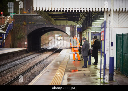 Knutsford stazione ferroviaria nel Cheshire Regno Unito un treno passeggeri arriva sotto il ponte arch Foto Stock