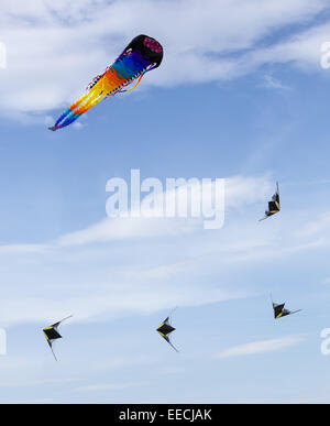 Gruppo di aquiloni colorati nel cielo blu Foto Stock