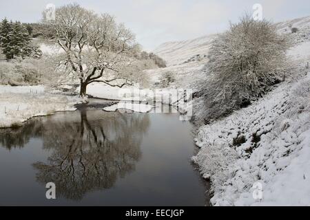 Montagne coperte di neve e scene winterly nel Parco Nazionale di Brecon Beacons, South Wales, Regno Unito e Unione europea. Foto Stock