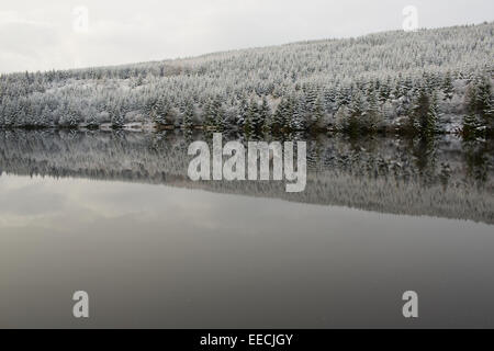 Montagne coperte di neve e scene winterly nel Parco Nazionale di Brecon Beacons, South Wales, Regno Unito e Unione europea. Foto Stock