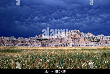 Mammatus nuvole temporalesche oltre il Parco nazionale Badlands in Sud Dakota. Foto Stock