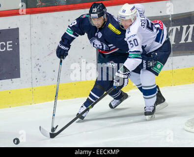 Zagabria, Croazia. 15 gennaio, 2015. Maxim Soloviev di Dynamo Mosca (R) il sistema VIES con Pascal Pelettier di Medvescak Zagabria durante la loro partita a Kontinental Hockey League (KHL) a Zagabria, la capitale della Croazia, Gennaio 15, 2015. Dinamo Mosca ha vinto 4-3. © Miso Lisanin/Xinhua/Alamy Live News Foto Stock