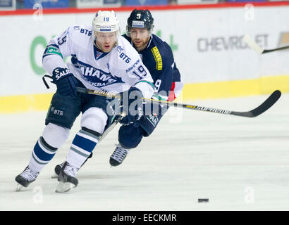 Zagabria, Croazia. 15 gennaio, 2015. Denis Kokarev della dinamo Mosca (L) vies con Bill Thomas di Medvescak Zagabria durante la loro partita a Kontinental Hockey League (KHL) a Zagabria, la capitale della Croazia, Gennaio 15, 2015. Dinamo Mosca ha vinto 4-3. © Miso Lisanin/Xinhua/Alamy Live News Foto Stock