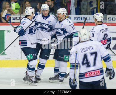 Zagabria, Croazia. 15 gennaio, 2015. I giocatori della dinamo Mosca celebrare punteggio contro Medvescak Zagabria durante la loro partita a Kontinental Hockey League (KHL) a Zagabria, la capitale della Croazia, Gennaio 15, 2015. Dinamo Mosca ha vinto 4-3. © Miso Lisanin/Xinhua/Alamy Live News Foto Stock