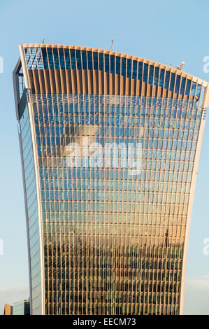 La riflessione di sera le nuvole in cima del walkie talkie edificio, 20 Fenchurch Street, nella città di Londra, CE3, Regno Unito Foto Stock