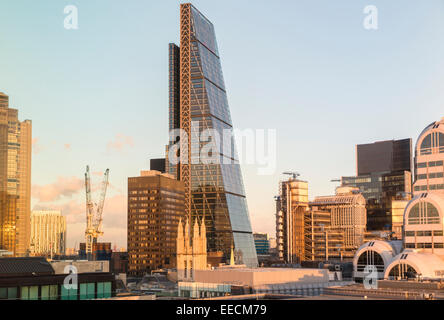 Visite turistiche, il mercato immobiliare commerciale panorama: Cheesegrater, 122 Leadenhall Street, City of London EC3 e la Lloyds edificio nella luce del pomeriggio Foto Stock