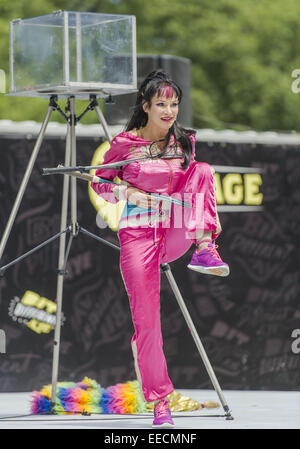 Christchurch, Nuova Zelanda. 15 gennaio, 2015. Ruby Rubberlegs, aka RANI HUSZAR di Australia, esegue presso la strada apertura del mondiale 2015 Buskers Festival. La XXIII festival annuale viene eseguito attraverso il 25 gennaio. Credito: PJ Heller/ZUMA filo/Alamy Live News Foto Stock