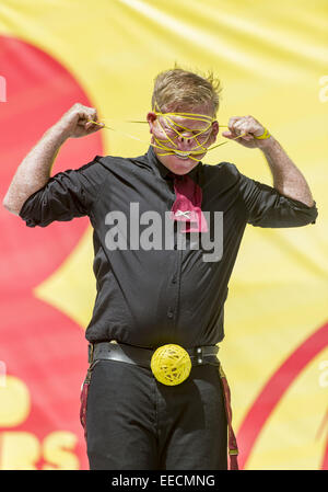 Christchurch, Nuova Zelanda. 15 gennaio, 2015. Rubberband Boy, aka SHAY HORAY di Christchurch, esegue presso la strada apertura del mondiale 2015 Buskers Festival. La XXIII festival annuale viene eseguito attraverso il 25 gennaio. Credito: PJ Heller/ZUMA filo/Alamy Live News Foto Stock