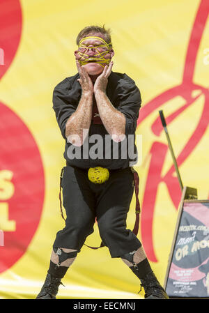 Christchurch, Nuova Zelanda. 15 gennaio, 2015. Rubberband Boy, aka SHAY HORAY di Christchurch, esegue presso la strada apertura del mondiale 2015 Buskers Festival. La XXIII festival annuale viene eseguito attraverso il 25 gennaio. Credito: PJ Heller/ZUMA filo/Alamy Live News Foto Stock