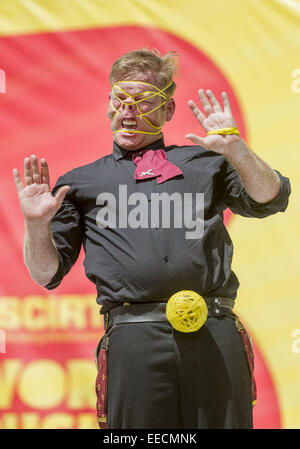 Christchurch, Nuova Zelanda. 15 gennaio, 2015. Rubberband Boy, aka SHAY HORAY di Christchurch, esegue presso la strada apertura del mondiale 2015 Buskers Festival. La XXIII festival annuale viene eseguito attraverso il 25 gennaio. Credito: PJ Heller/ZUMA filo/Alamy Live News Foto Stock