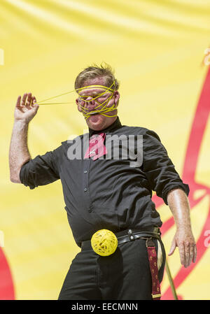 Christchurch, Nuova Zelanda. 15 gennaio, 2015. Rubberband Boy, aka SHAY HORAY di Christchurch, esegue presso la strada apertura del mondiale 2015 Buskers Festival. La XXIII festival annuale viene eseguito attraverso il 25 gennaio. Credito: PJ Heller/ZUMA filo/Alamy Live News Foto Stock