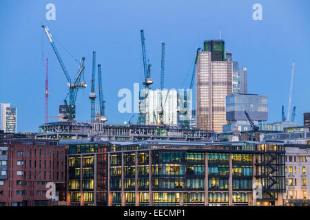 Stanhope gru a torre presso il sito di Bloomberg, City of London EC4, nuovo tribunale e la torre 42, nella luce della sera Foto Stock