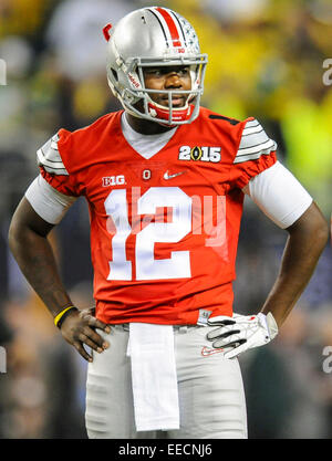 Ohio State quarterback Cardale Jones (12) durante il pregame warmups prima della riproduzione Buckeyes Oregon Ducks nel College Football Playoff campionato nazionale di AT&T Stadium Lunedì, Gennaio 12, 2015, in Arlington, Texas. Foto Stock