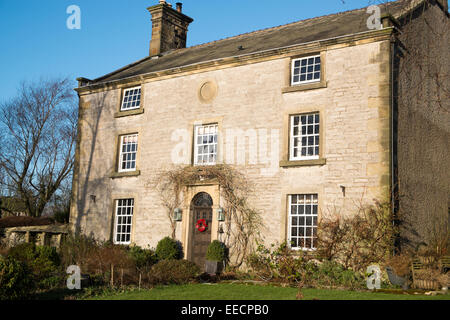 Distaccata English country home nel villaggio di Hartington nel Derbyshire Dales,Inghilterra Foto Stock