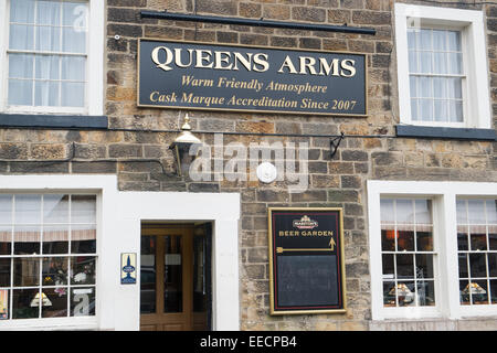 Queens bracci public house nel mercato comune di Bakewell, Derbyshire Dales,Inghilterra Foto Stock