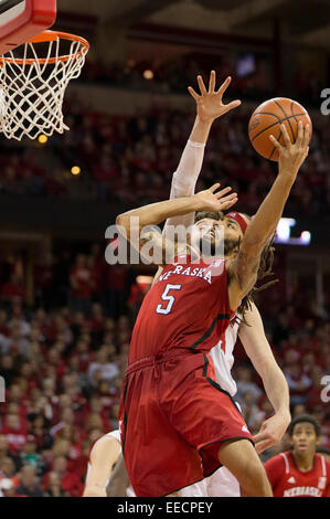 15 gennaio 2015: Nebraska Cornhuskers avanti Terran Petteway n. 5 va per un colpo durante il NCAA pallacanestro tra il Wisconsin Badgers e Nebraska Cornhuskers a Kohl Center a Madison, WI. Wisconsin sconfitto Nebraska 70-55. John Fisher/CSM Foto Stock