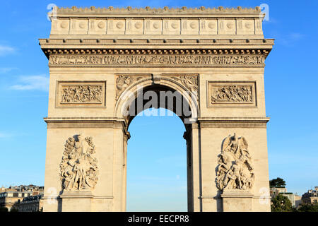 Il maestoso Arc de Triomphe in Parigi centro immerso in un caldo pomeriggio tardi luce. Foto Stock