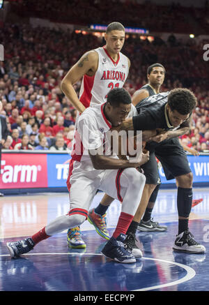 Tucson, Arizona, Stati Uniti. 15 gennaio, 2015. Arizona Wildcats avanti RONDAE HOLLIS-JEFFERSON (23) e Colorado Buffaloes guard/avanti DUSTIN THOMAS (13) lottano per la palla al centro McKale giovedì gen. 15, 2015 a Tucson, in Arizona La Arizona Wildcats sconfitto Colorado Buffaloes 68-54. © Ryan Revock/ZUMA filo/ZUMAPRESS.com/Alamy Live News Foto Stock