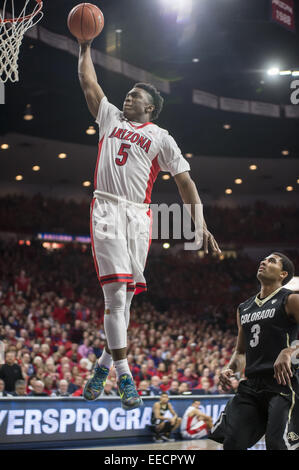 Tucson, Arizona, Stati Uniti. 15 gennaio, 2015. Arizona Wildcats avanti STANLEY JOHNSON (5) schiacciate la palla mentre Colorado Buffaloes guard XAVIER TALTON (3) orologi di lui dal terreno al centro McKale giovedì gen. 15, 2015 a Tucson, in Arizona La Arizona Wildcats sconfitto Colorado Buffaloes 68-54. © Ryan Revock/ZUMA filo/ZUMAPRESS.com/Alamy Live News Foto Stock