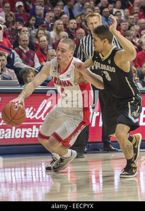 Tucson, Arizona, Stati Uniti. 15 gennaio, 2015. Arizona Wildcats guard T.J. MCCONNELL (4) aziona la pallina per il net passato Colorado Buffaloes guard ASKIA BOOKER (0) presso il Centro McKale giovedì gen. 15, 2015 a Tucson, in Arizona La Arizona Wildcats sconfitto Colorado Buffaloes 68-54. © Ryan Revock/ZUMA filo/ZUMAPRESS.com/Alamy Live News Foto Stock