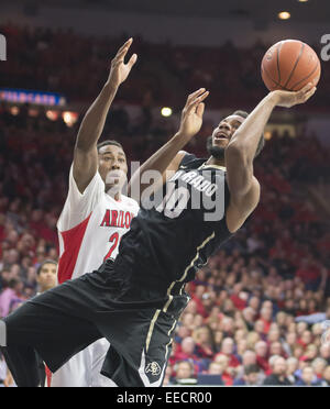 Tucson, Arizona, Stati Uniti. 15 gennaio, 2015. Colorado Buffaloes guard/avanti TRE'SHAUN Fletcher (10) Spara la palla mentre cade indietro passato Arizona Wildcats avanti RONDAE HOLLIS-JEFFERSON (23) presso il Centro McKale giovedì gen. 15, 2015 a Tucson, in Arizona La Arizona Wildcats sconfitto Colorado Buffaloes 68-54. © Ryan Revock/ZUMA filo/ZUMAPRESS.com/Alamy Live News Foto Stock