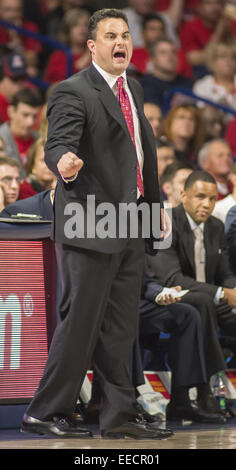 Tucson, Arizona, Stati Uniti. 15 gennaio, 2015. Arizona Wildcats Head Coach SEAN MILLER grida durante la partita contro il Colorado Buffaloes presso il Centro McKale giovedì gen. 15, 2015 a Tucson, in Arizona La Arizona Wildcats sconfitto Colorado Buffaloes 68-54. © Ryan Revock/ZUMA filo/ZUMAPRESS.com/Alamy Live News Foto Stock