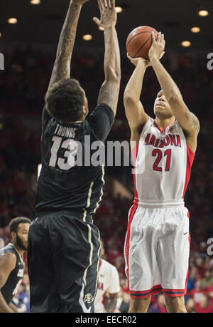 Tucson, Arizona, Stati Uniti. 15 gennaio, 2015. Arizona Wildcats avanti BRANDON ASHLEY (21) Spara la palla su Colorado Buffaloes guard/avanti DUSTIN THOMAS (13) presso il Centro McKale giovedì gen. 15, 2015 a Tucson, in Arizona La Arizona Wildcats sconfitto Colorado Buffaloes 68-54. © Ryan Revock/ZUMA filo/ZUMAPRESS.com/Alamy Live News Foto Stock