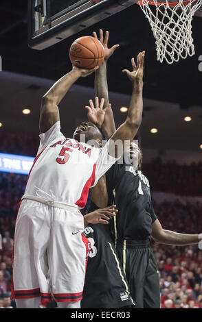 Tucson, Arizona, Stati Uniti. 15 gennaio, 2015. Arizona Wildcats avanti STANLEY JOHNSON (5) prende la palla al net attraverso il Colorado Buffaloes difensori presso il Centro McKale giovedì gen. 15, 2015 a Tucson, in Arizona La Arizona Wildcats sconfitto Colorado Buffaloes 68-54. © Ryan Revock/ZUMA filo/ZUMAPRESS.com/Alamy Live News Foto Stock