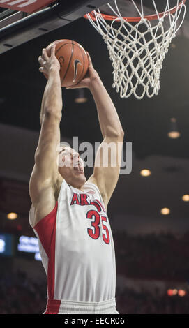 Tucson, Arizona, Stati Uniti. 15 gennaio, 2015. Arizona Wildcats center KALEB TARCZEWSKI (35) schiacciate la sfera contro il Colorado Buffaloes presso il Centro McKale giovedì gen. 15, 2015 a Tucson, in Arizona La Arizona Wildcats sconfitto Colorado Buffaloes 68-54. © Ryan Revock/ZUMA filo/ZUMAPRESS.com/Alamy Live News Foto Stock