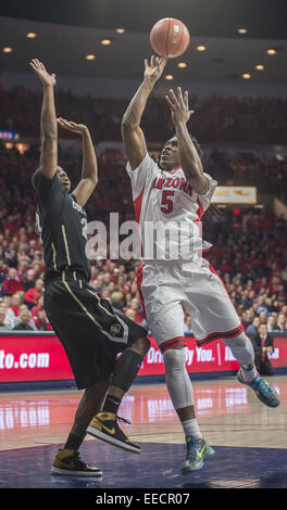 Tucson, Arizona, Stati Uniti. 15 gennaio, 2015. Arizona Wildcats avanti STANLEY JOHNSON (5) scatta una sola mano sparato contro il Colorado Buffaloes presso il Centro McKale giovedì gen. 15, 2015 a Tucson, in Arizona La Arizona Wildcats sconfitto Colorado Buffaloes 68-54. © Ryan Revock/ZUMA filo/ZUMAPRESS.com/Alamy Live News Foto Stock