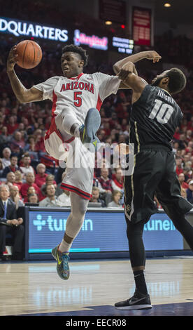 Tucson, Arizona, Stati Uniti. 15 gennaio, 2015. Arizona Wildcats avanti STANLEY JOHNSON (5) batte Colorado Buffaloes guard/avanti TRE'SHAUN Fletcher (10) per un rimbalzo al centro McKale giovedì gen. 15, 2015 a Tucson, in Arizona La Arizona Wildcats sconfitto Colorado Buffaloes 68-54. © Ryan Revock/ZUMA filo/ZUMAPRESS.com/Alamy Live News Foto Stock