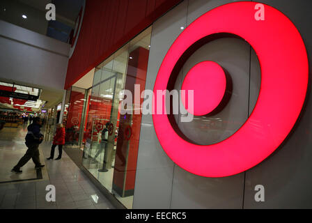 Vancouver, Canada. 15 gennaio, 2015. I residenti passano da un negozio di destinazione a Richmond, Canada, Gennaio 15, 2015. Obiettivo di interrompere il funzionamento store in Canada, un mercato che è entrato solo due anni fa. La US retail basate su società chiuderà tutte le 133 sedi in Canada e 17.600 dipendenti saranno interessati. © Liang Sen/Xinhua/Alamy Live News Foto Stock