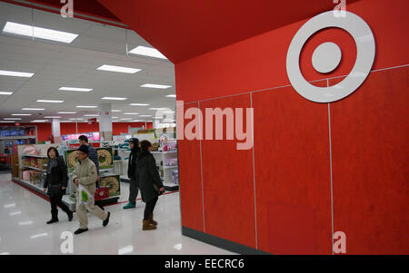 Vancouver, Canada. 15 gennaio, 2015. Negozio di residenti all'interno di un negozio di destinazione a Richmond, Canada, Gennaio 15, 2015. Obiettivo di interrompere il funzionamento store in Canada, un mercato che è entrato solo due anni fa. La US retail basate su società chiuderà tutte le 133 sedi in Canada e 17.600 dipendenti saranno interessati. © Liang Sen/Xinhua/Alamy Live News Foto Stock