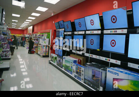 Vancouver, Canada. 15 gennaio, 2015. Schermi TV visualizza il bersaglio del logo presso un negozio di destinazione a Richmond, Canada, Gennaio 15, 2015. Obiettivo di interrompere il funzionamento store in Canada, un mercato che è entrato solo due anni fa. La US retail basate su società chiuderà tutte le 133 sedi in Canada e 17.600 dipendenti saranno interessati. © Liang Sen/Xinhua/Alamy Live News Foto Stock