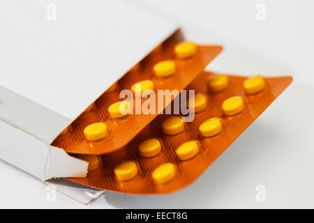 / Medico-sanitaria concetto: alcuni medici pillole colorate Foto Stock