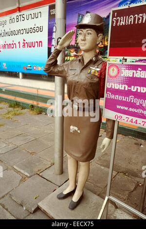 Dimensioni di vita figurina di donna in uniforme, bangkok, Thailandia Foto Stock