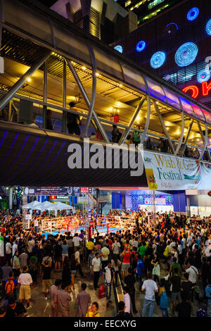 Thai boxing davanti a un centro commerciale di Bangkok, Tailandia Foto Stock